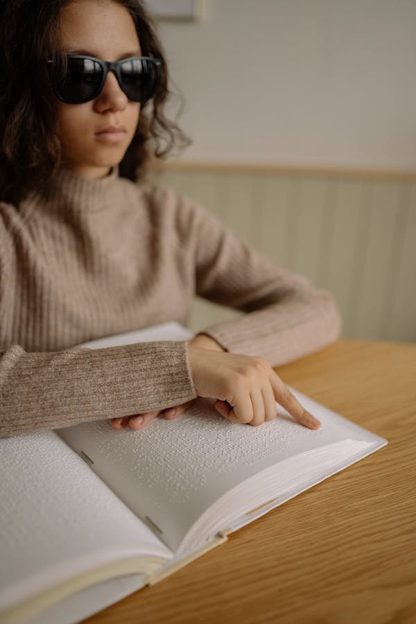 Soutien et ressources indispensables de l'association pour les malvoyants